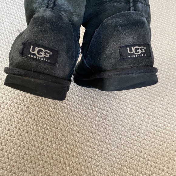 Ugg Classic Short II Shearling Lined in Black Size 7 - Picture 8 of 11